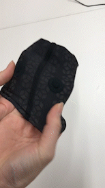 磁気サポーターWISELEG永久磁石が2個ふくらはぎに貼り付けている